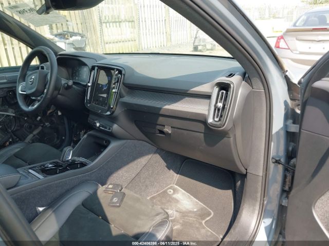 2022 VOLVO XC40 YV4162UM0N2690451 Photo 4