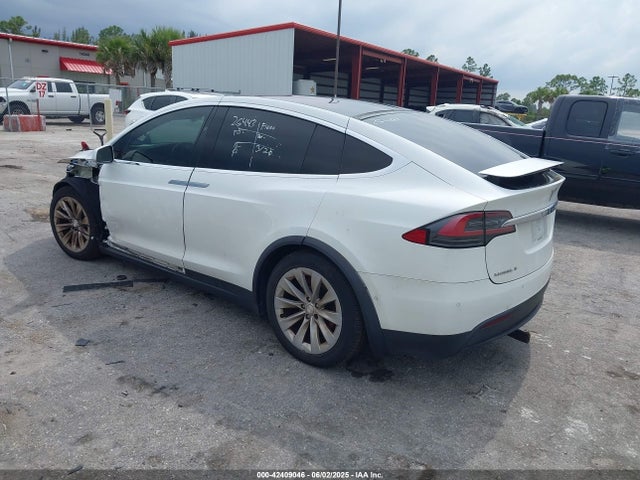 2017 TESLA MODEL X 5YJXCBE2XHF043785 Photo 2
