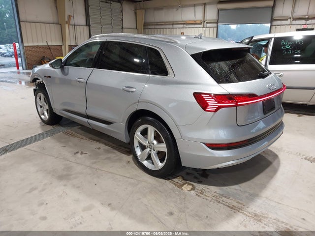 2019 AUDI E-TRON WA1LAAGE2KB009527 Photo 2