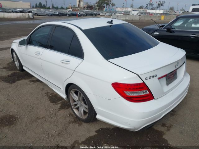 2014 MERCEDES-BENZ C 250 WDDGF4HBXEA914564 Photo 2