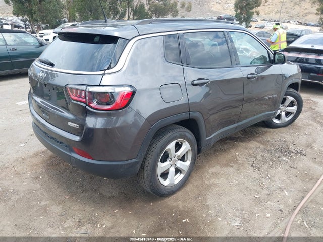 3C4NJCBB0MT598778 Jeep 2021