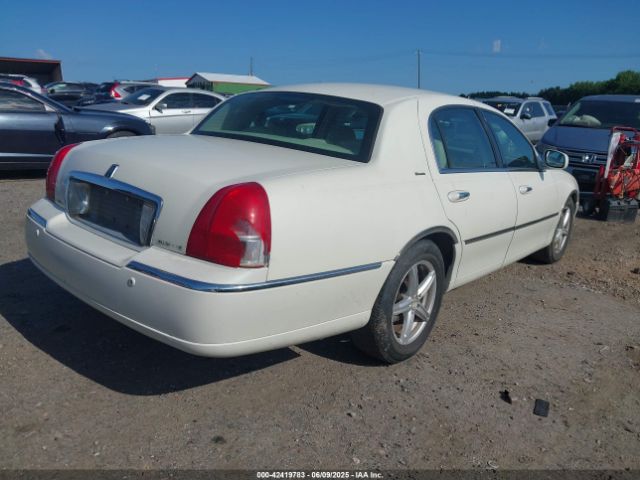 2004 LINCOLN TOWN CAR 1LNHM83WX4Y631136 Photo 3