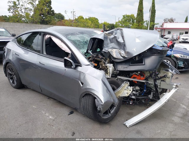 2024 TESLA MODEL Y 7SAYGDEE3RA324990 Photo 0