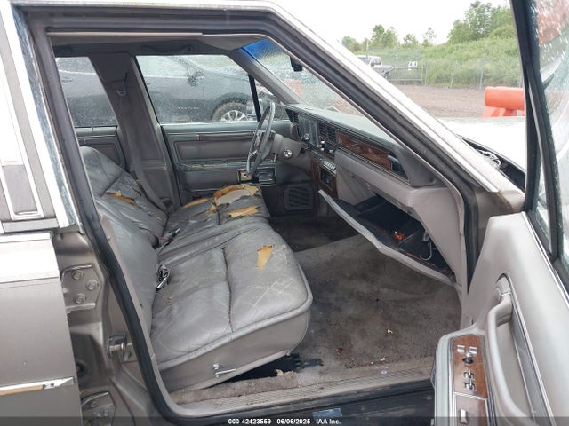 42423559 :رقم المزاد ، 1LNBM83F7KY767386 vin ، 1989 Lincoln Town Car Cartier مزاد بيع