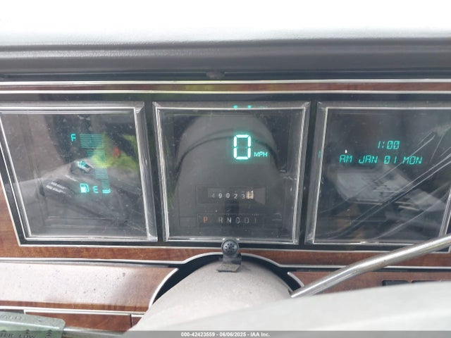 42423559 :رقم المزاد ، 1LNBM83F7KY767386 vin ، 1989 Lincoln Town Car Cartier مزاد بيع