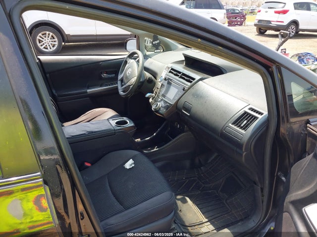 JTDZN3EU8FJ033613 Toyota Prius V Two