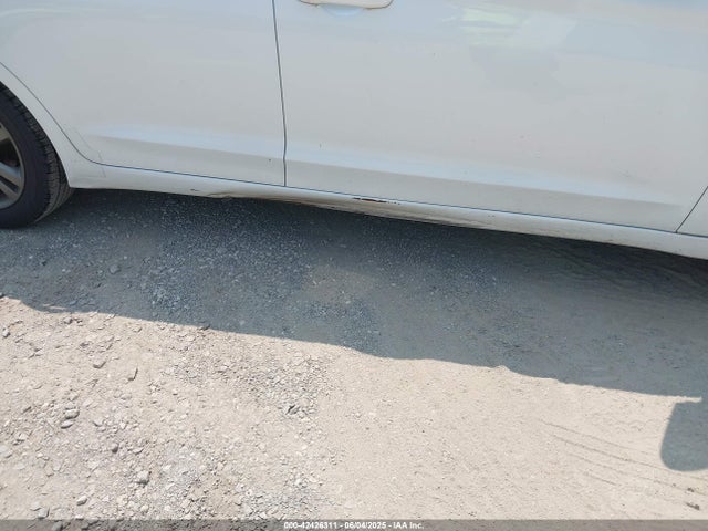 5NPD84LF2JH225073 Hyundai ELANTRA SEL