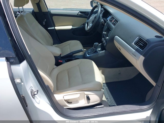 3VW637AJ9EM214259 Volkswagen Jetta Hybrid Se