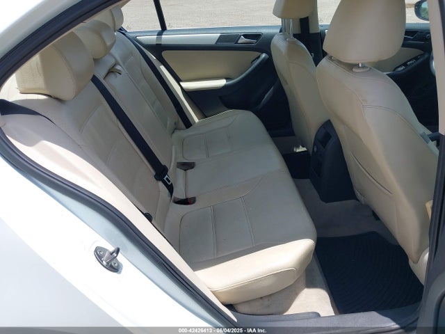 3VW637AJ9EM214259 Volkswagen Jetta Hybrid Se