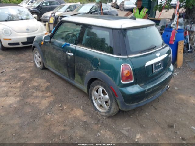 2010 MINI COOPER WMWMF3C57ATZ24618 Photo 2