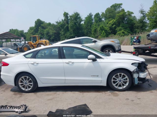 3FA6P0LUXKR124693 Ford Fusion Hybrid Se