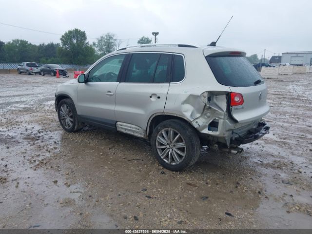 2011 VOLKSWAGEN TIGUAN WVGBV7AX7BW503311 Photo 2