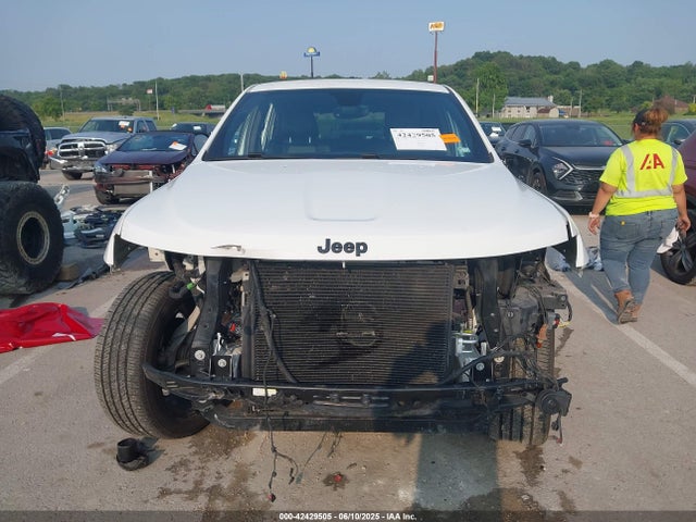 1C4RJFAGXJC121900 Jeep Grand Cherokee