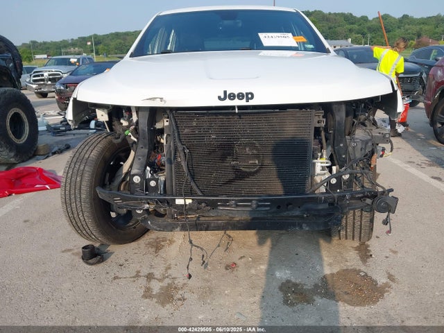 1C4RJFAGXJC121900 Jeep Grand Cherokee