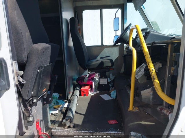 Ford F-59 Commercial Stripped 2018 1F65F5KY8J0A05763 Image 7