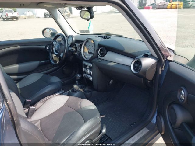 2010 MINI COOPER WMWMF3C55ATZ64213 Photo 4
