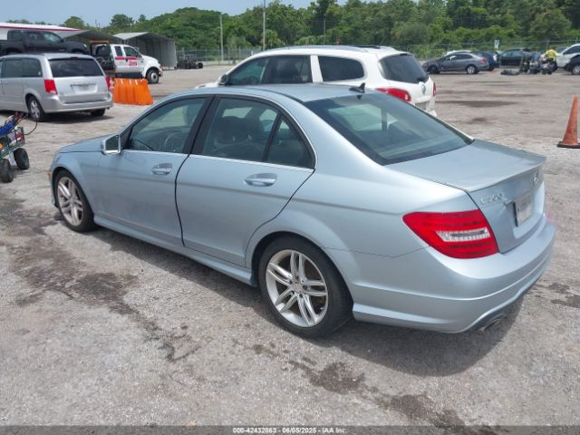 2013 MERCEDES-BENZ C 300 WDDGF8AB5DR259425 Photo 2