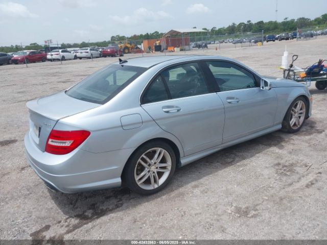 2013 MERCEDES-BENZ C 300 WDDGF8AB5DR259425 Photo 3