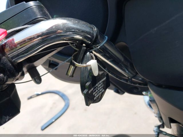 2019 HARLEY-DAVIDSON FLHTCUTG 1HD1MAF19KB859284 Photo 10