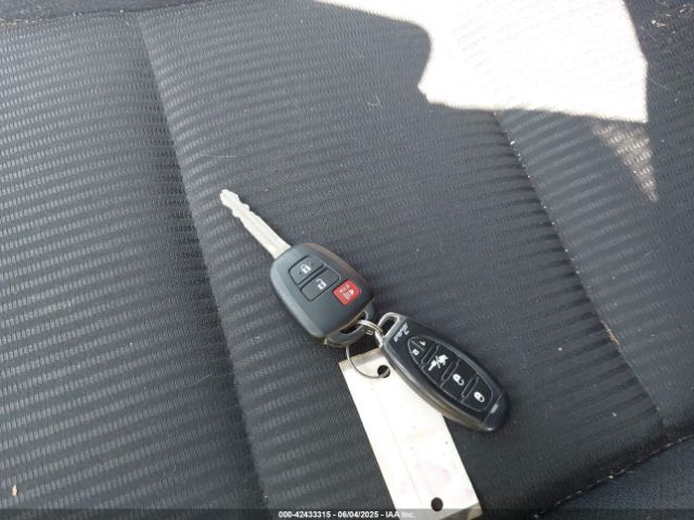 JTMRFREV6FJ019556 Toyota Rav4 Xle