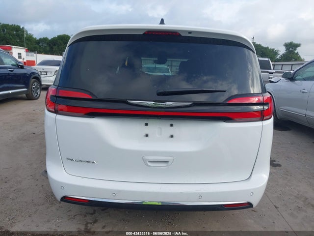 Chrysler Pacifica Touring L 2024 2C4RC1BG9RR182962 Image 17