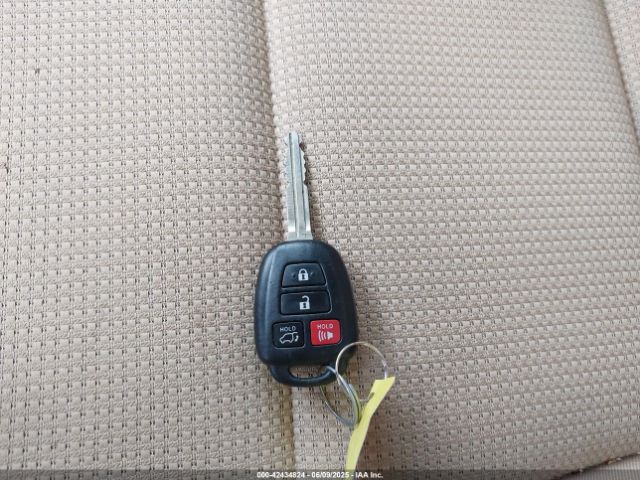 JTMRFREV5GJ078759 Toyota Rav4 Xle