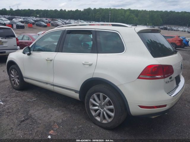 2011 VOLKSWAGEN TOUAREG WVGFF9BPXBD006399 Photo 2