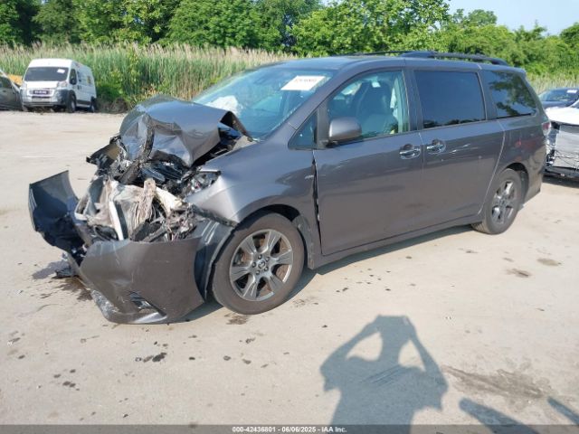 2019 TOYOTA SIENNA 5TDEZ3DC9KS215829 Photo 1