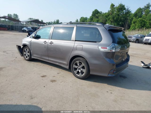 2019 TOYOTA SIENNA 5TDEZ3DC9KS215829 Photo 2