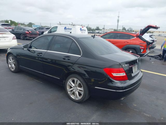 2012 MERCEDES-BENZ C 300 WDDGF8BB3CF909092 Photo 2