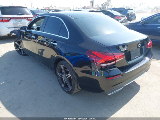 WDD3G4EB7KW020682 Mercedes-Benz m260