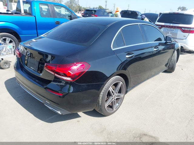WDD3G4EB7KW020682 Mercedes-Benz m260