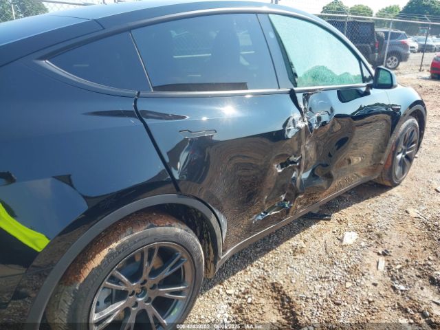 7SAYGAEE8SF284445 Tesla Model Y