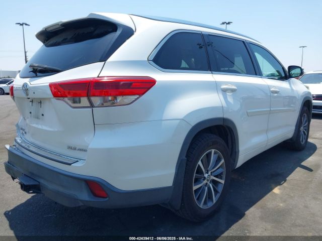 2018 TOYOTA HIGHLANDER 5TDJZRFH3JS876149 Photo 3