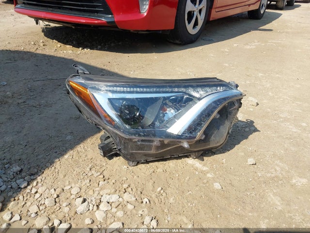 Toyota RAV4 LE 2018 2T3BFREV0JW726664 Image 12