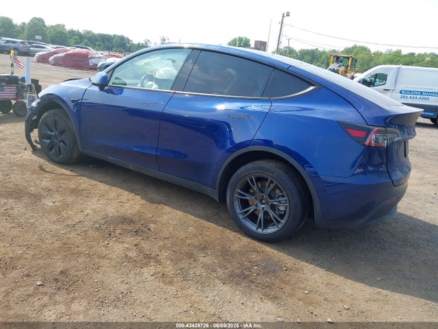 2025 TESLA MODEL Y 7SAYGAEE1SF251030 Photo 2