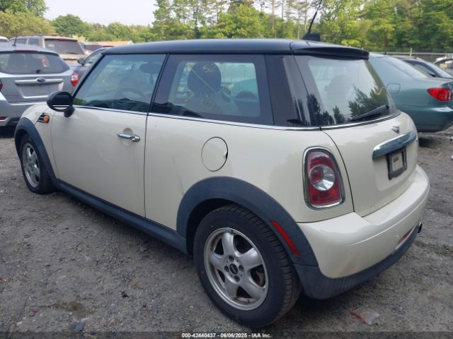 2011 MINI COOPER WMWSU3C59BTX95912 Photo 2