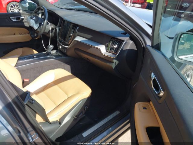 2018 VOLVO XC60 LYV102RK3JB106290 Photo 4