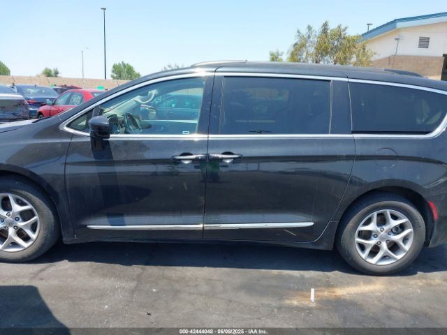 2C4RC1BG9HR611371 Chrysler 2017