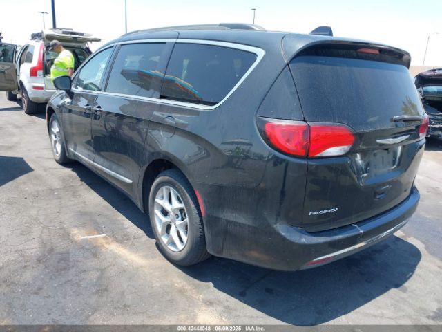 2C4RC1BG9HR611371 Chrysler 2017