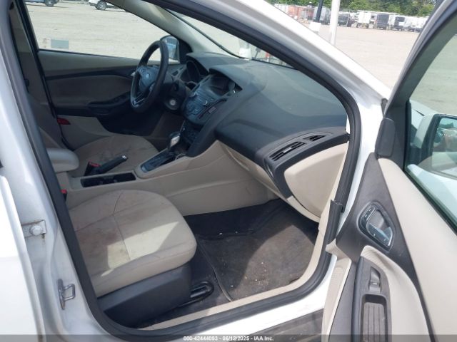 1FADP3K25JL316271 Ford FOCUS SE