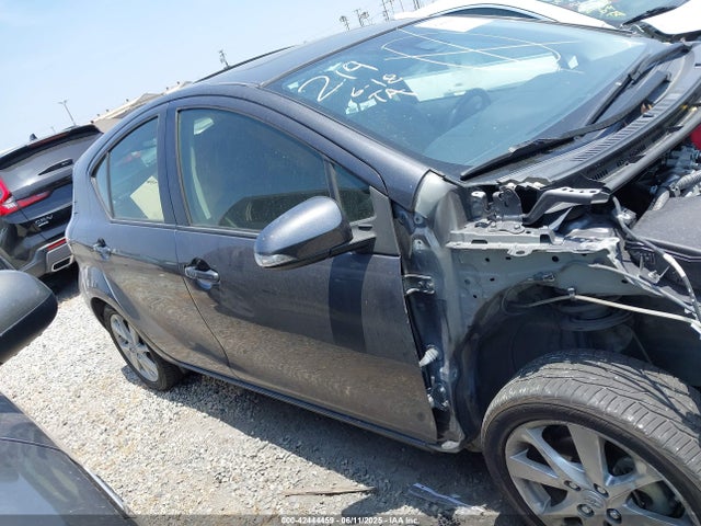 JTDKDTB38G1130649 Toyota Prius C Four