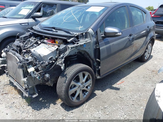 JTDKDTB38G1130649 Toyota Prius C Four