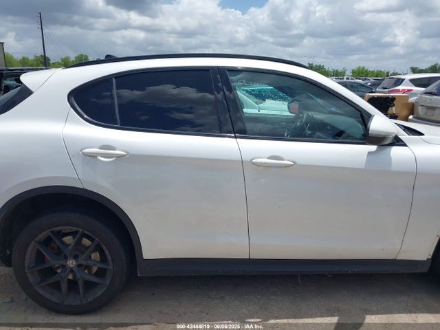 ZASFAKNN6J7C01635 Alfa Romeo Stelvio
