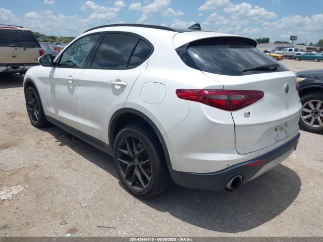 2018 ALFA ROMEO STELVIO ZASFAKNN6J7C01635 Photo 2