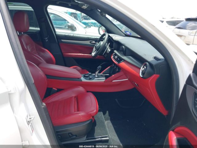 2018 ALFA ROMEO STELVIO ZASFAKNN6J7C01635 Photo 4