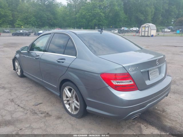 2012 MERCEDES-BENZ C 300 WDDGF8BBXCR209813 Photo 2