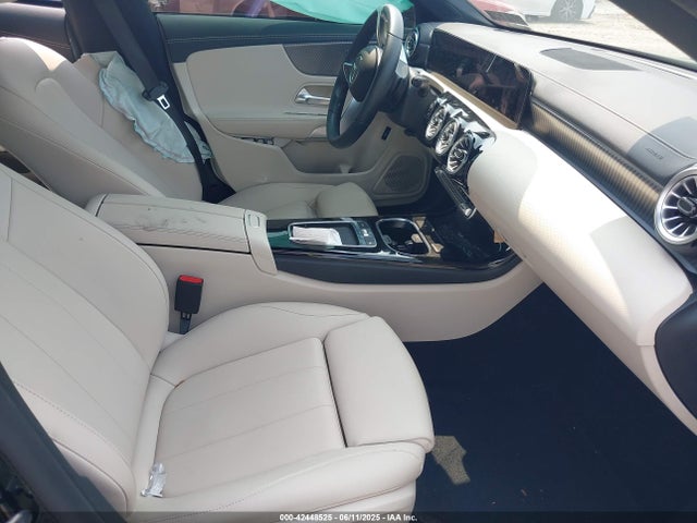 W1K5J4HB4RN456217 Mercedes-Benz m260