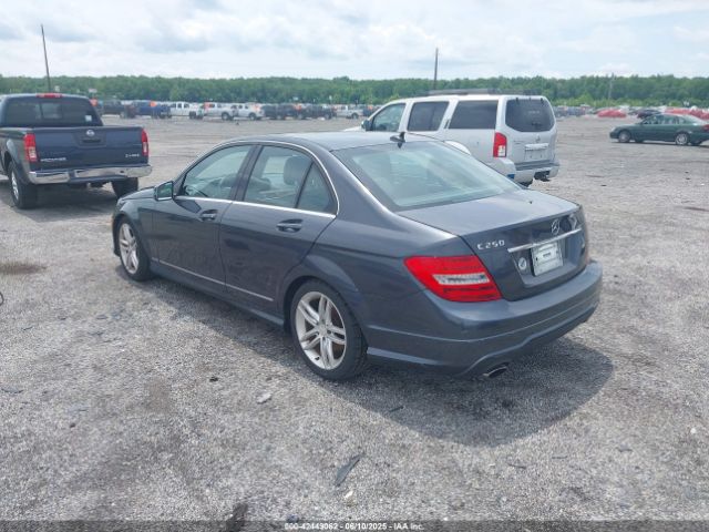 2013 MERCEDES-BENZ C 250 WDDGF4HB4DR275839 Photo 2