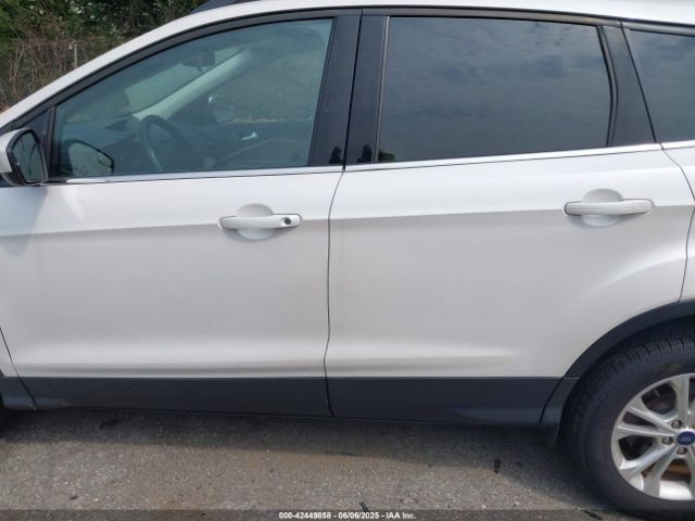 1FMCU0GD3JUC27392 Ford ESCAPE SE
